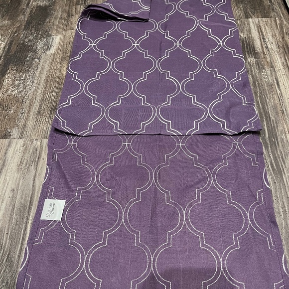 Table runner - Picture 1 of 1
